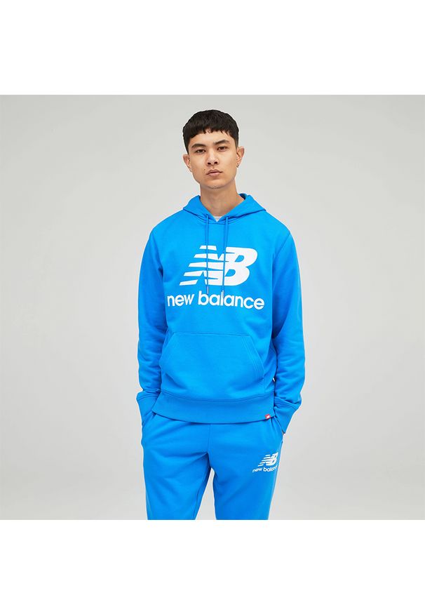 Bluza New Balance MT03558SBU – niebieska. Okazja: na co dzień. Typ kołnierza: kaptur. Kolor: niebieski. Materiał: materiał, dresówka, prążkowany. Styl: casual, klasyczny, elegancki, sportowy