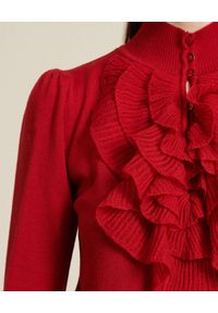 Luisa Spagnoli - LUISA SPAGNOLI - Czerwony sweter z falbanką MIETTA. Kolor: czerwony. Materiał: wełna. Długość rękawa: długi rękaw. Długość: długie. Wzór: aplikacja #2