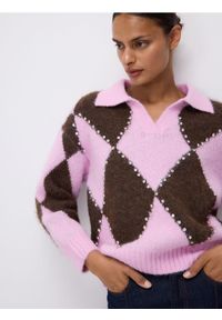 Reserved - Sweter polo w romby - wielobarwny. Typ kołnierza: polo. Materiał: wełna, dzianina #1