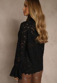 Renee - Czarna Bluzka z Koronki ze Stójką i Falbankami przy Rękawach Nemira. Typ kołnierza: kołnierz z falbankami, kołnierzyk stójkowy. Kolor: czarny. Materiał: koronka. Wzór: koronka #4