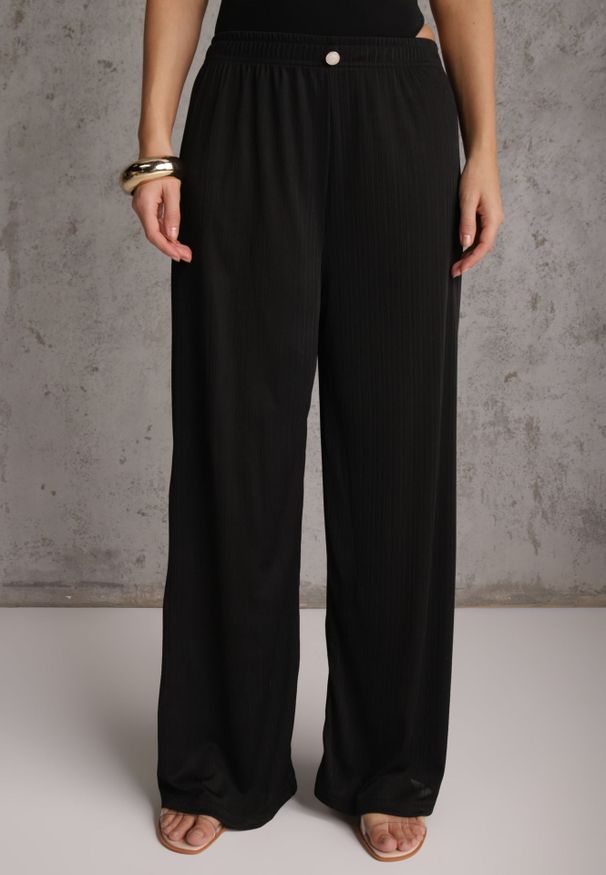 Renee - Czarne Teksturowane Spodnie High Waist Wide Leg z Ozdobnym Guzikiem Aviane. Okazja: na co dzień. Stan: podwyższony. Kolor: czarny. Materiał: tkanina. Długość: krótkie. Styl: casual