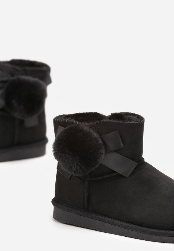 Born2be - Czarne Wsuwane Śniegowce z Ozdobnym Futrzanym Pomponem Husalta. Zapięcie: bez zapięcia. Kolor: czarny. Materiał: futro. Styl: klasyczny