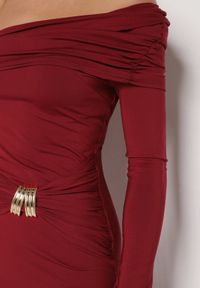 Born2be - Bordowa Sukienka z Wiskozą Wywiniętym Dekoltem Marszczeniem i Metaliczną Ozdobą Reillea. Okazja: na co dzień. Kolor: czerwony. Materiał: wiskoza. Wzór: aplikacja. Styl: casual, elegancki, klasyczny #4