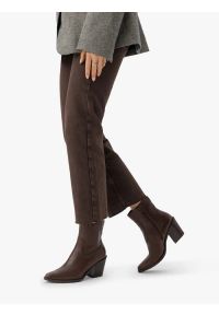 Ryłko - Brązowe botki skórzane na słupku. Okazja: na co dzień, do pracy. Zapięcie: zamek. Kolor: brązowy. Szerokość cholewki: normalna. Wysokość cholewki: za kostkę. Materiał: skóra. Obcas: na słupku. Styl: casual, street. Wysokość obcasa: średni #1