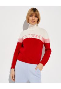 MONCLER - Wełniany sweter z logo. Typ kołnierza: golf. Kolor: czerwony. Materiał: wełna. Długość rękawa: długi rękaw. Długość: długie