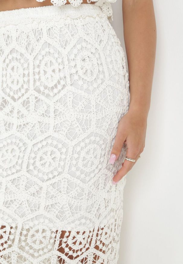 Born2be - Biała Ażurowa Spódnica z Rozcięciem Penelapi. Okazja: na co dzień. Kolor: biały. Wzór: ażurowy. Sezon: lato. Styl: boho, elegancki, klasyczny, casual