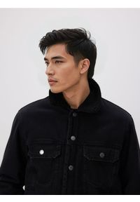 Reserved - Jeansowa kurtka sherpa - czarny. Kolor: czarny. Materiał: jeans #1