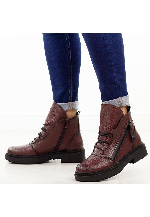 Bordowe skórzane botki damskie Sergio Leone Bt25200S. Okazja: na co dzień, na spacer. Nosek buta: okrągły. Zapięcie: sznurówki. Kolor: czerwony. Materiał: skóra. Sezon: zima, jesień. Styl: klasyczny, casual, elegancki