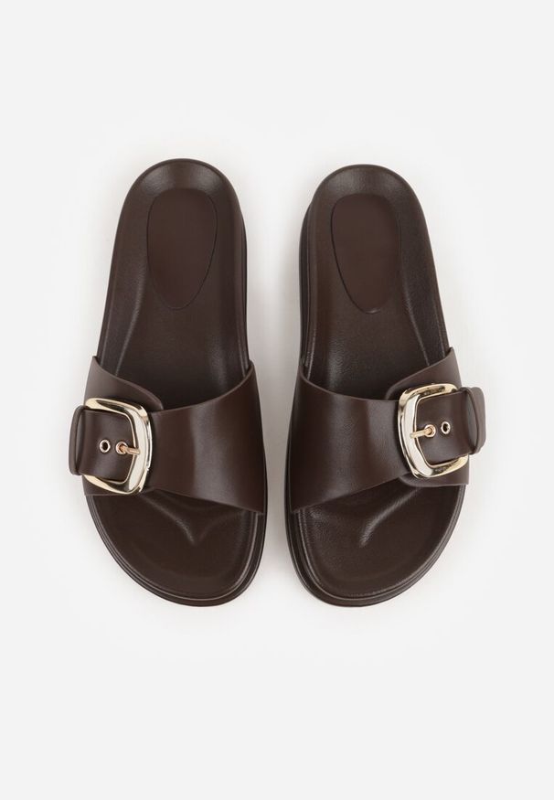 Renee - Ciemnobrązowe Klapki na Platformie z Klamrą Molthoe. Okazja: na co dzień. Nosek buta: otwarty. Kolor: brązowy. Materiał: jeans. Sezon: lato. Obcas: na platformie. Styl: casual