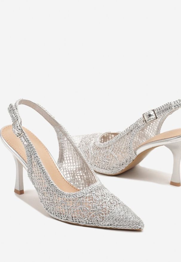 Renee - Srebrne Sandały na Szpilce Typu Slingback Ozdobione Siateczką Aranalia. Okazja: na co dzień. Zapięcie: sprzączka. Kolor: srebrny. Materiał: jeans. Wzór: aplikacja. Obcas: na szpilce. Styl: elegancki, casual