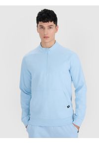 4f - 4F Bluza dresowa nierozpinana bez kaptura męska - niebieska XL. Okazja: na co dzień. Typ kołnierza: bez kaptura. Kolor: niebieski. Materiał: dresówka. Długość rękawa: raglanowy rękaw. Wzór: ze splotem. Styl: sportowy, street, elegancki, casual. Sport: koszykówka