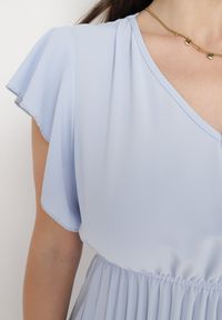 Born2be - Jasnoniebieska Sukienka Rozkloszowana Midi z Plisowanym Dołem Sabara. Okazja: na co dzień. Kolor: niebieski. Materiał: skóra. Styl: casual. Długość: midi #7
