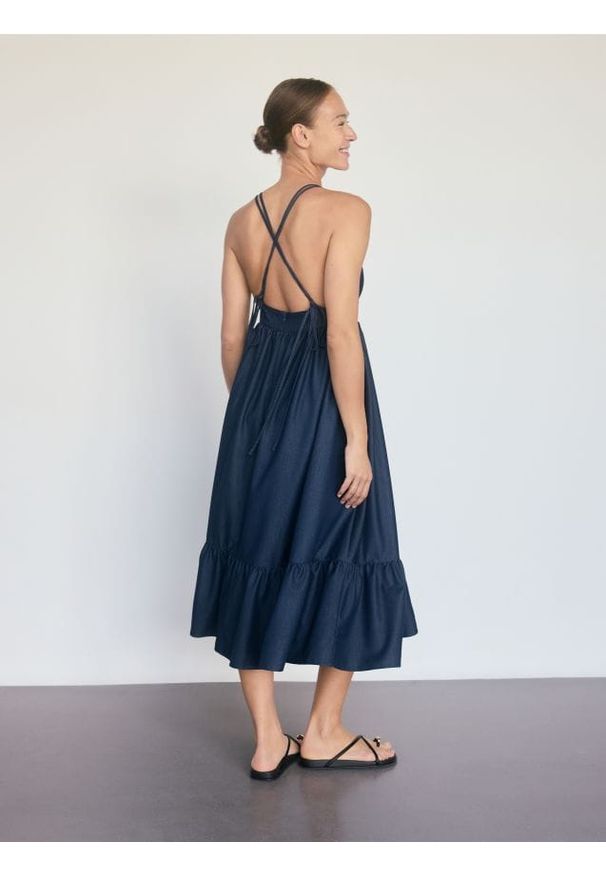 Reserved - Sukienka midi na ramiączkach - granatowy. Kolor: niebieski. Materiał: tkanina, wiskoza. Długość rękawa: na ramiączkach. Długość: midi