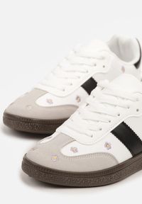 Born2be - Białe Sneakersy Typu Tenisówki z Kwiatkami Reisare. Okazja: na co dzień. Kolor: biały. Materiał: jeans. Wzór: kwiaty #6