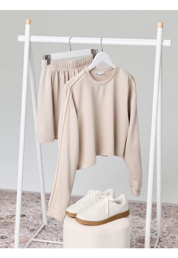Sinsay - Bluza z dekoracyjnymi lampasami soft touch - beżowy. Kolor: beżowy. Materiał: dzianina, wiskoza