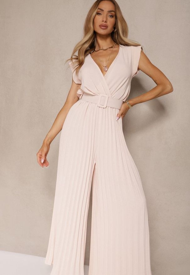 Renee - Beżowy Kopertowy Kombinezon Wide Leg Zdobiony Plisami i Paskiem z Klamrą Salirella. Okazja: na ślub cywilny, na imprezę, na wesele. Kolor: beżowy. Wzór: aplikacja. Styl: elegancki