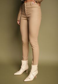 Renee - Ciemnobeżowe Modelujące Spodnie z Ekoskóry o Fasonie Skinny Caetana. Okazja: na co dzień. Kolor: beżowy. Styl: casual, elegancki #3