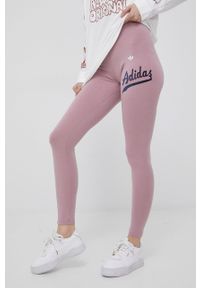 adidas Originals legginsy damskie kolor różowy z aplikacją. Kolor: różowy. Materiał: dzianina, bawełna. Wzór: aplikacja