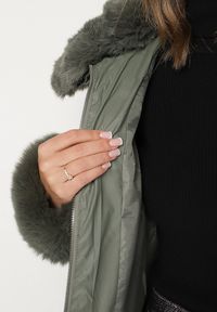 Born2be - Zielona Pikowana Kurtka z Szerokim Kołnierzem z Futerkiem Galerra. Okazja: na spacer, na co dzień. Kolor: zielony. Materiał: futro. Sezon: zima. Styl: casual, elegancki #7