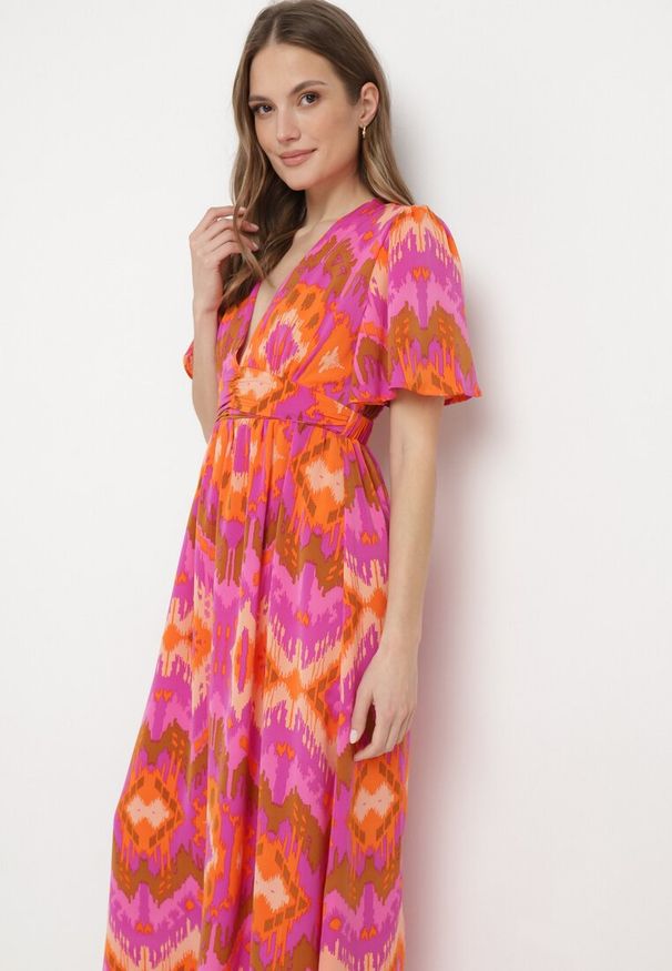 Born2be - Fioletowo-Pomarańczowa Sukienka Rozkloszowana z Trójkątnym Dekoltem w Abstrakcyjny Wzór Valmana. Okazja: na randkę. Kolor: fioletowy. Styl: elegancki