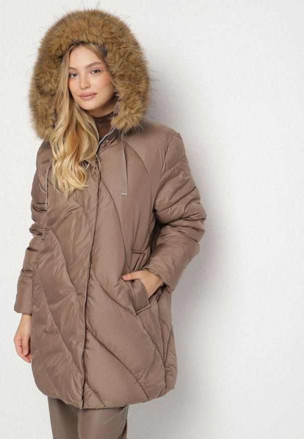 Born2be - Brązowa Kurtka z Asymetrycznym Pikowaniem i Kapturem z Futerkiem Ruvita. Okazja: na co dzień. Typ kołnierza: golf. Kolekcja: plus size. Kolor: brązowy. Materiał: futro. Styl: casual
