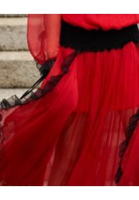 BY CABO - Czerwona sukienka maxi z jedwabiu Sansa. Okazja: na imprezę, na randkę. Typ kołnierza: dekolt w kształcie V, kołnierz z falbankami. Kolor: czerwony. Materiał: jedwab. Styl: elegancki. Długość: maxi #6