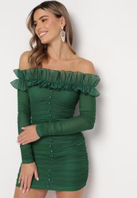 Born2be - Ciemnozielona Dopasowana Sukienka Hiszpanka z Falbanką Turlia. Typ kołnierza: dekolt hiszpanka. Kolor: zielony. Wzór: aplikacja #5