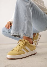 Renee - Żółte Sneakersy Ozdobione Paskami Dolirenna. Okazja: na co dzień. Zapięcie: pasek. Kolor: żółty. Materiał: jeans. Wzór: aplikacja #1