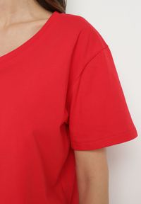 Born2be - Czerwony Bawełniany T-shirt z Trójkątnym Dekoltem Nelirna. Kolor: czerwony. Materiał: bawełna. Sezon: lato. Styl: klasyczny #4