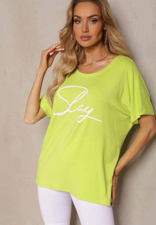Renee - Jasnozielony T-shirt z Wiskozy z Rękawami Typu Nietoperz Ozdobiony Nadrukiem Comiena. Kolor: zielony. Materiał: wiskoza. Wzór: aplikacja, nadruk. Sezon: lato
