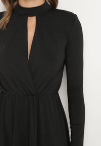 Born2be - Czarna Rozkloszowana Sukienka z Ozdobnym Wycięciem i Usztywnioną Linią Ramion Rivfedi. Okazja: na co dzień, na imprezę. Kolor: czarny. Długość rękawa: długi rękaw. Typ sukienki: proste. Styl: casual, elegancki #5