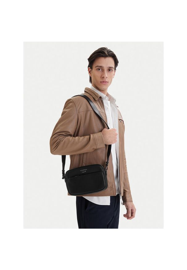 Torebka Emporio Armani. Kolor: czarny