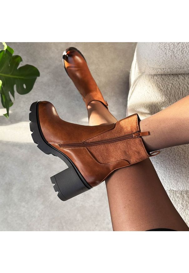 Camelowe botki damskie na obcasie M.Daszyński 23108A-14. Okazja: na co dzień. Materiał: skóra. Szerokość cholewki: normalna. Sezon: zima, jesień. Obcas: na obcasie. Styl: casual, elegancki, klasyczny. Wysokość obcasa: średni