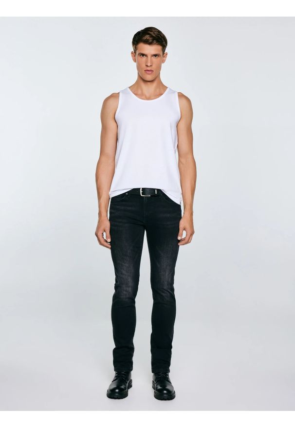 Big-Star - Koszulka męska slim bez rękawów biała Dero 101. Okazja: na co dzień. Kolor: biały. Długość rękawa: bez rękawów. Wzór: aplikacja. Styl: klasyczny, casual