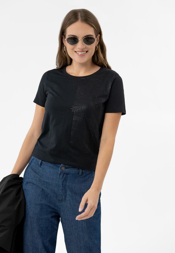 Volcano - T-ASH. Kolor: czarny. Materiał: tkanina, bawełna, materiał. Długość rękawa: krótki rękaw. Długość: krótkie. Wzór: geometria, nadruk, aplikacja. Styl: elegancki, klasyczny