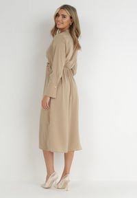 Born2be - Beżowa Satynowa Sukienka Midi z Kopertowym Dekoltem i Kołnierzykiem Hartho. Kolor: beżowy. Materiał: satyna. Wzór: aplikacja. Typ sukienki: kopertowe. Długość: midi #2