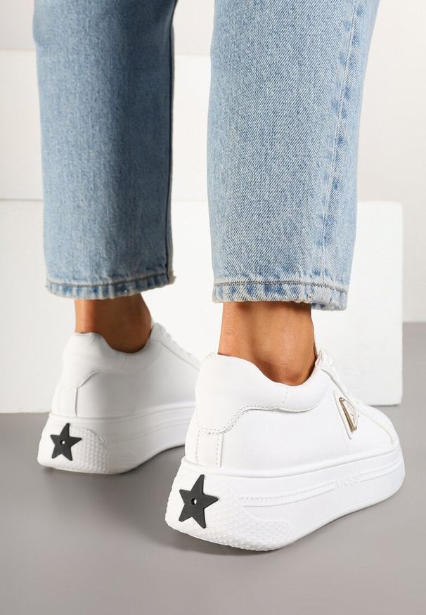 Renee - Białe Sneakersy Vices na Grubej Podeszwie Zdobione Aplikacją Aranellis. Okazja: na co dzień. Kolor: biały. Materiał: jeans. Wzór: aplikacja