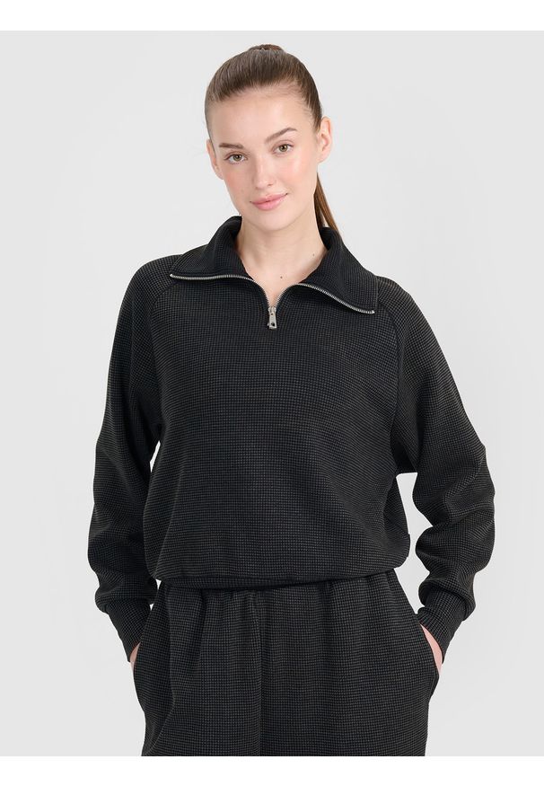 4f - 4F Bluza dresowa oversize nierozpinana bez kaptura damska - czarna L. Okazja: na co dzień. Typ kołnierza: bez kaptura. Kolor: czarny. Materiał: dresówka. Długość rękawa: raglanowy rękaw. Wzór: ze splotem. Styl: sportowy, casual