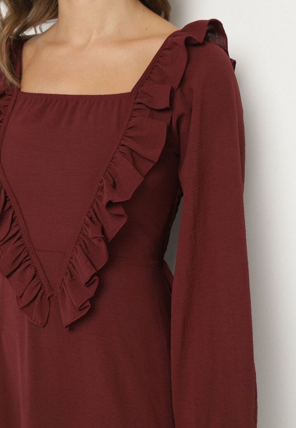 Born2be - Bordowa Sukienka Długa Rozkloszowana z Ozdobnymi Falbankami Ferellia. Typ kołnierza: kołnierz z falbankami. Kolor: czerwony. Materiał: jeans, materiał. Typ sukienki: rozkloszowane. Długość: maxi