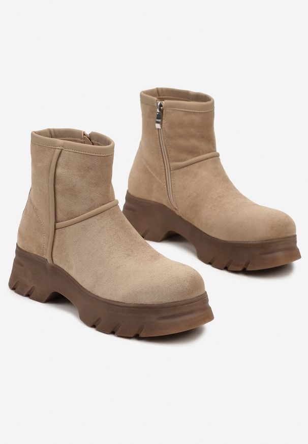 Born2be - Ciemnobeżowe Botki z Imitacji Zamszu na Tłoczonej Podeszwie Zinqua. Zapięcie: zamek. Kolor: beżowy. Materiał: zamsz. Obcas: na obcasie. Styl: elegancki. Wysokość obcasa: średni