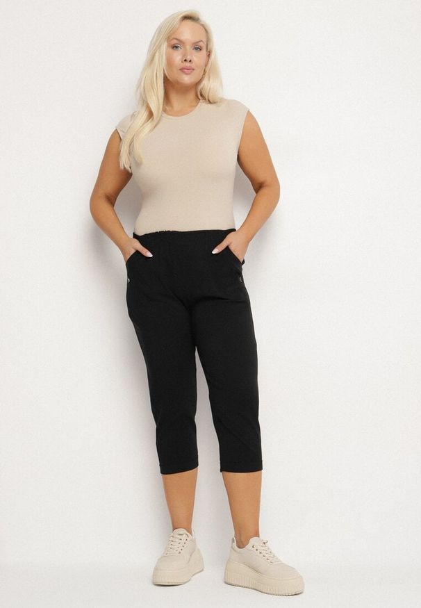 Born2be - Czarne Spodnie z Wiskozą Ozdobione Kieszeniami Liranta. Okazja: na co dzień. Kolor: czarny. Materiał: wiskoza. Wzór: aplikacja. Styl: casual, klasyczny