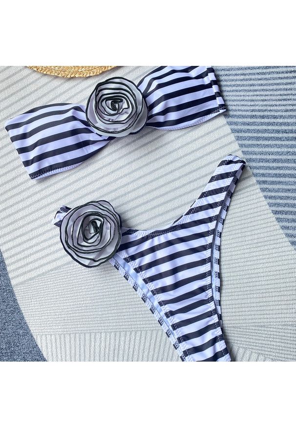 Intica - Bikini bez ramiączek z kwiatowym wzorem na lato Corella. Kolor: wielokolorowy. Materiał: tkanina, materiał. Wzór: kwiaty