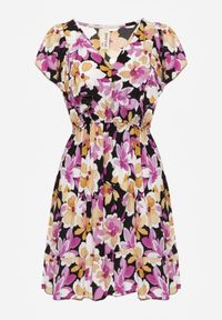 Renee - Czarno-Różowa Taliowana Bawełniana Sukienka w Kwiaty z Falbanami przy Ramionach z Gumką w Talii Nelova. Kolor: czarny. Materiał: bawełna. Długość rękawa: krótki rękaw. Wzór: kwiaty. Sezon: lato. Styl: wizytowy, elegancki #8