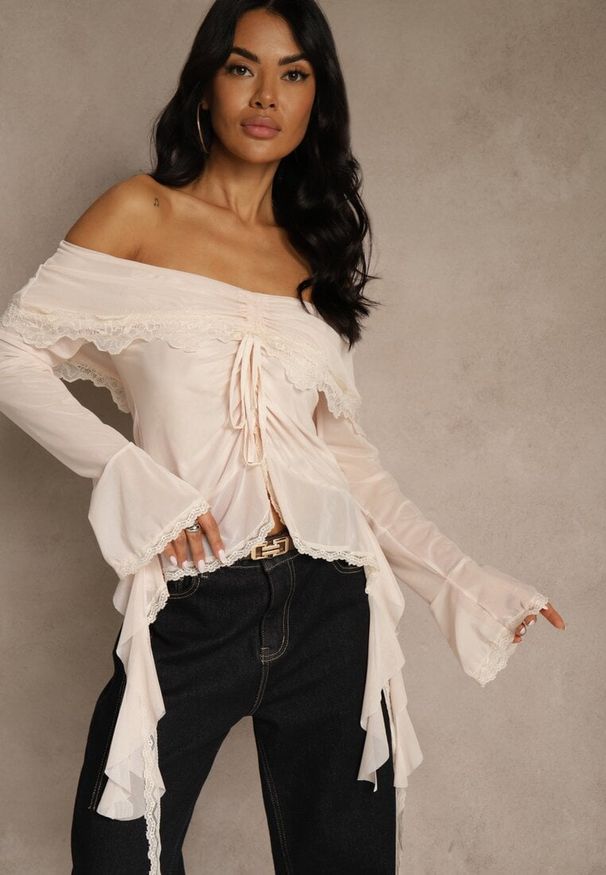 Renee - Jasnobeżowa Bluzka Off Shoulder z Falbankami z Siateczki z Bawełny i Wiskozy Fenisella. Typ kołnierza: kołnierz z falbankami. Kolor: beżowy. Materiał: bawełna, wiskoza. Styl: glamour, elegancki