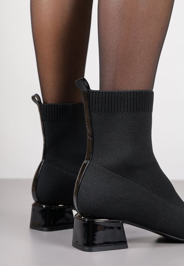 Renee - Czarne Skarpetkowe Botki Vices na Obcasie w Kształcie Stożka Aturia. Kolor: czarny. Materiał: skóra. Obcas: na obcasie. Wysokość obcasa: średni