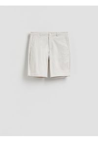Reserved - Szorty carrot fit - kremowy. Kolor: kremowy. Materiał: bawełna, tkanina
