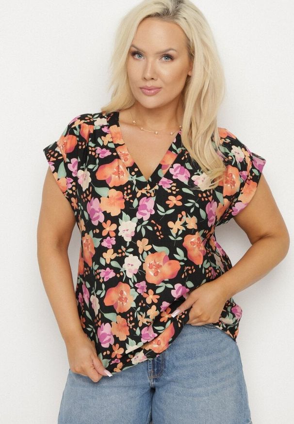 Born2be - Czarna Bluzka w Kwiaty z Dekoltem V z Wiskozą Odalisa. Okazja: na co dzień. Kolekcja: plus size. Kolor: czarny. Materiał: wiskoza. Wzór: kwiaty. Sezon: lato, wiosna. Styl: elegancki, casual