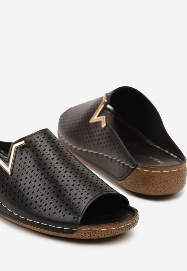 Born2be - Czarne Klapki Vices z Perforowaną Cholewką Sarianae. Okazja: na co dzień. Kolor: czarny. Styl: elegancki, casual