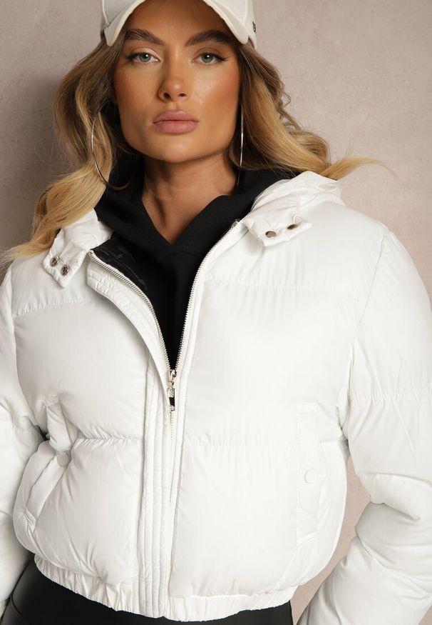Renee - Biała Pikowana Kurtka z Nieodpinanym Kapturem o Krótkim Kroju Tinneira. Okazja: na spacer. Kolor: biały. Materiał: jeans. Długość: krótkie. Styl: elegancki