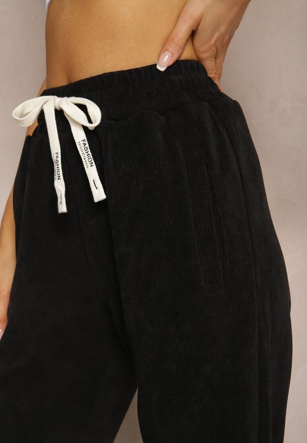 Renee - Czarne Dresowe Spodnie z Bawełną High Waist Wykończone w Pasie Gumką Ekadela. Stan: podwyższony. Kolor: czarny. Materiał: bawełna, dresówka